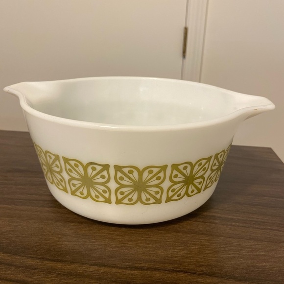 Vintage Pyrex White 1 1/2 Quart Ovenware Bowl with Verde Green Butterfly Pattern - Picture 2 of 6